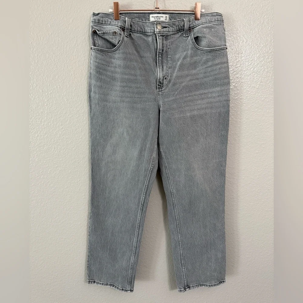 Abercrombie & Fitch Ultra High Rise 90s Straight Jean in Gray